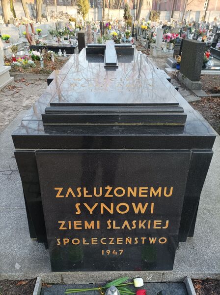 ملف:Grób Wojciecha Korfantego.jpg