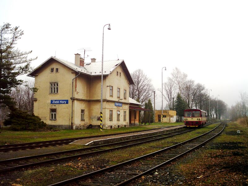 ملف:Zlate Hory station2.JPG