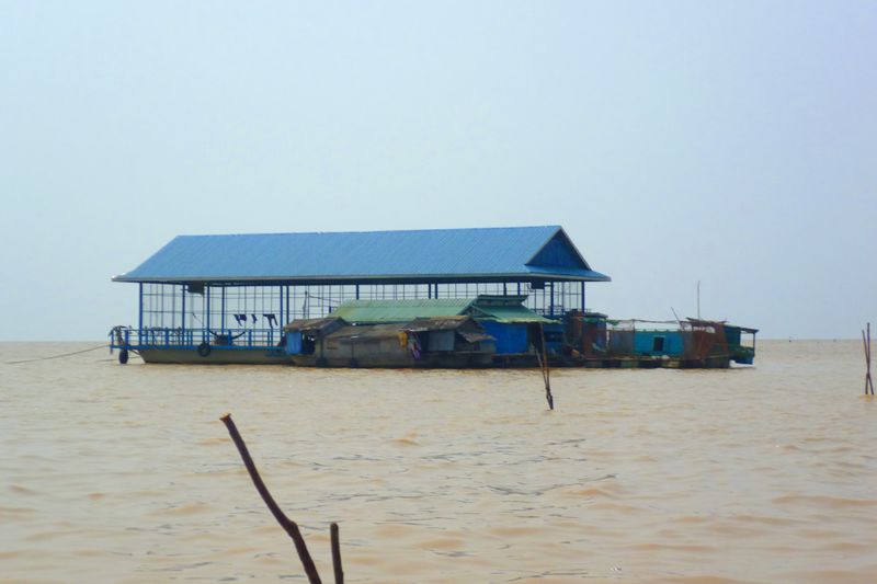 ملف:Floating Basketball Court, Tonle Sap, Cambodia.jpg
