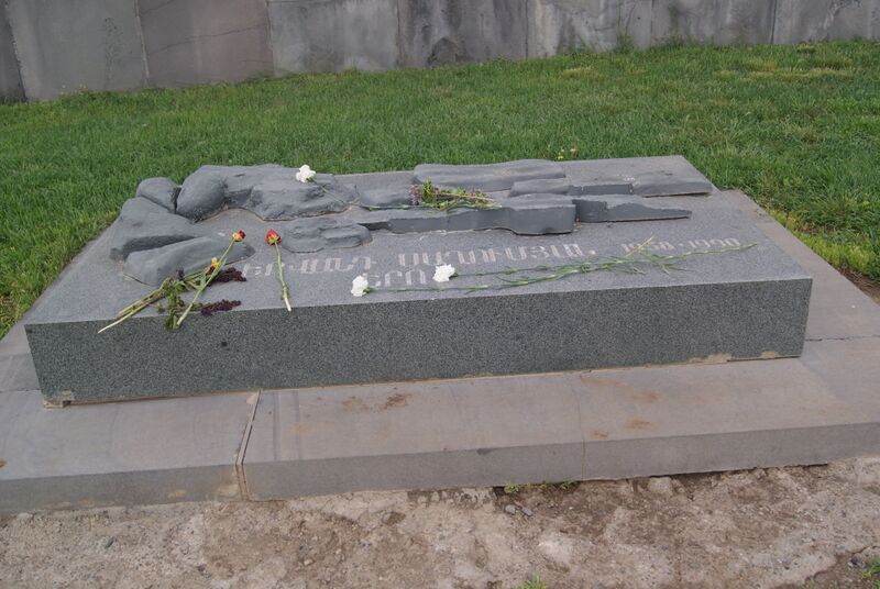 ملف:Գերեզման` Երվանդ Սաղումյանի (Երո).JPG