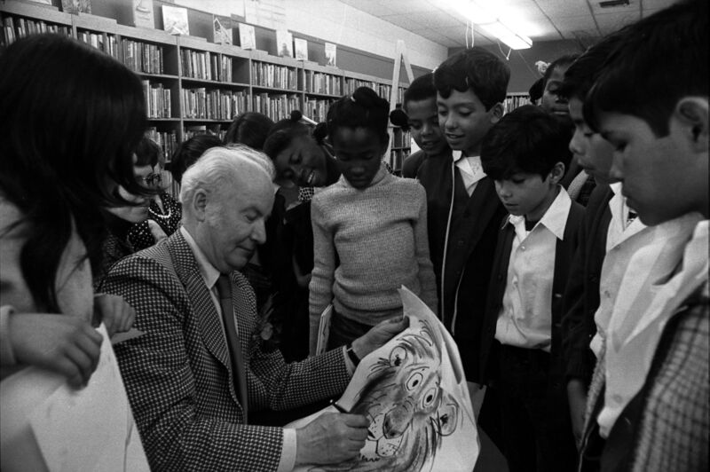 ملف:Bill Peet signing autographs.jpg