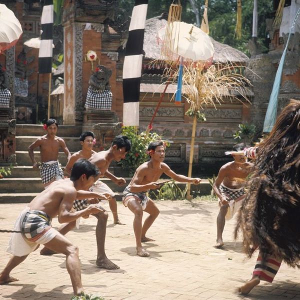 ملف:COLLECTIE TROPENMUSEUM Krisdansers met Rangda tijdens een Barong dansvoorstelling TMnr 20018470.jpg