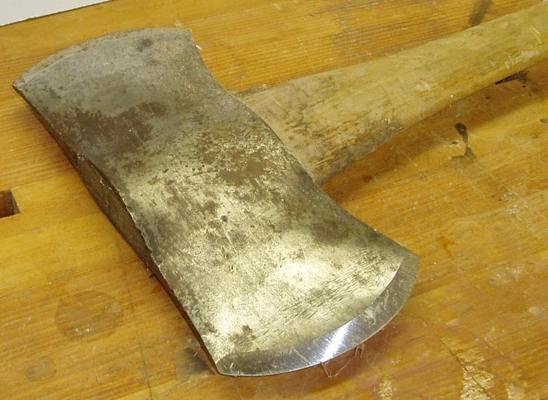 ملف:Double bitted felling axe.jpg