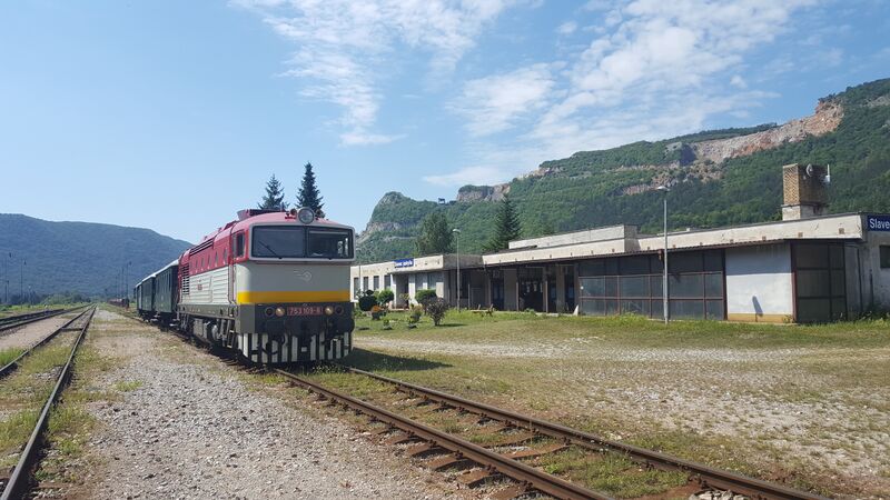 ملف:Slavec jaskyna train station.jpg