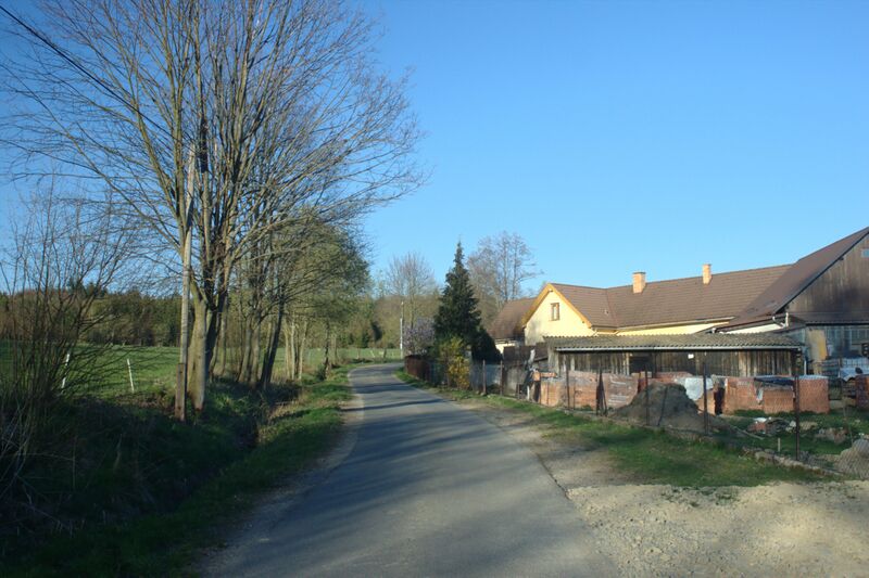 ملف:Hrachov, hlavní silnice.jpg