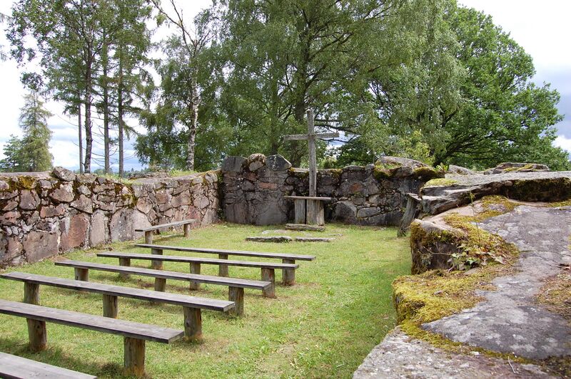 ملف:Kirchenruine Hallsjö.JPG