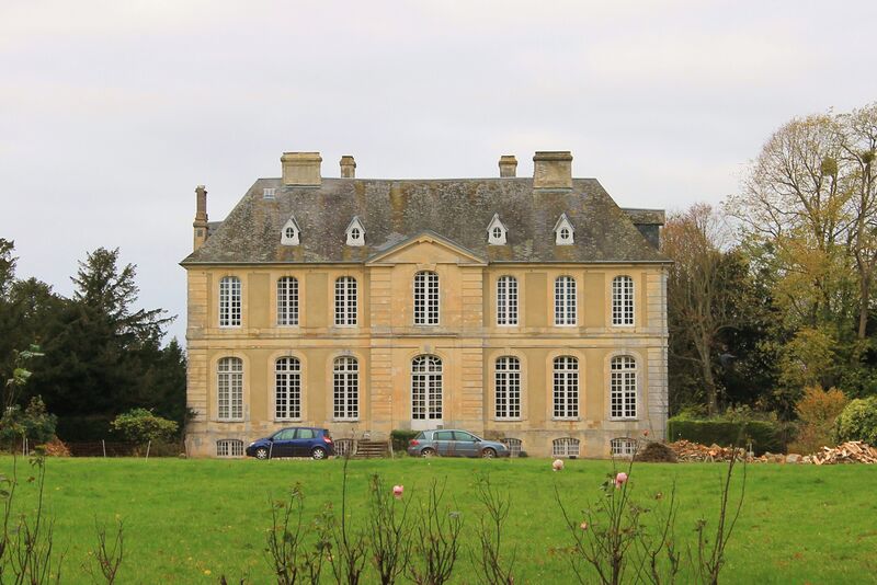 ملف:Monts-en-Bessin château.JPG