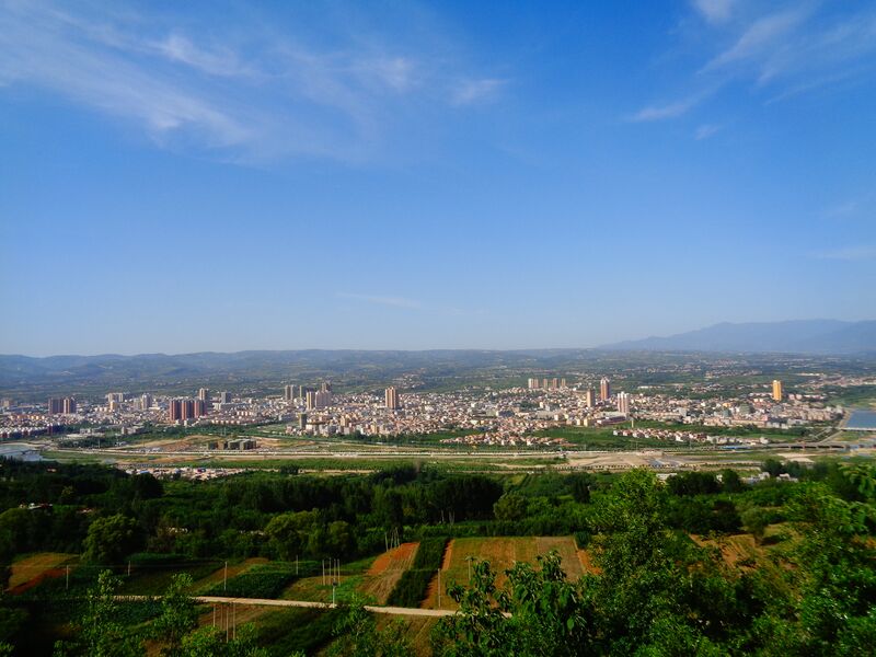 ملف:蓝田 安村镇纺九路旁的公园以及向塬下看的蓝田县城 04.jpg