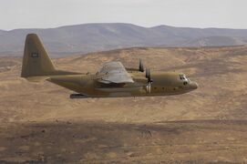 طائرة سي-130 هيركوليز تابعة للقوات الجوية الملكية السعودية وهي تقوم بعملية انزال