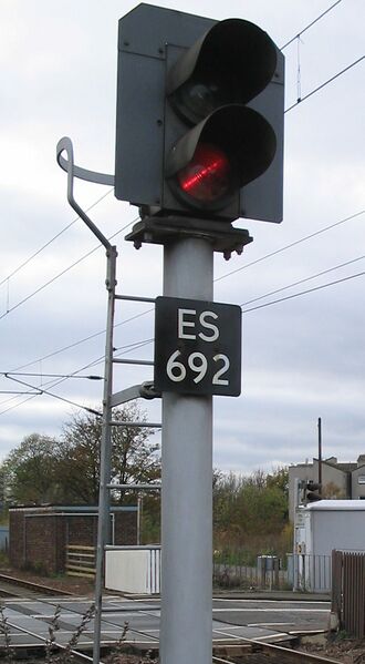 ملف:Two-aspect-signal ES692.jpg