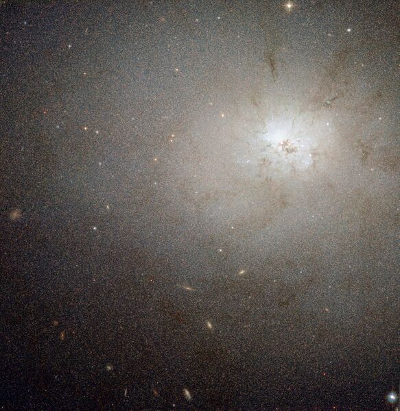 ملف:NGC 3077 (HST).jpg