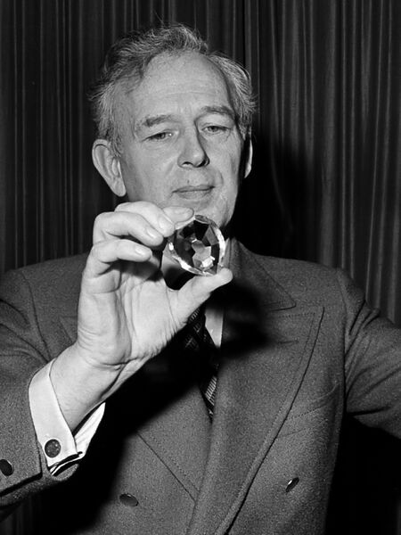 ملف:Norris McWhirter (1977).jpg