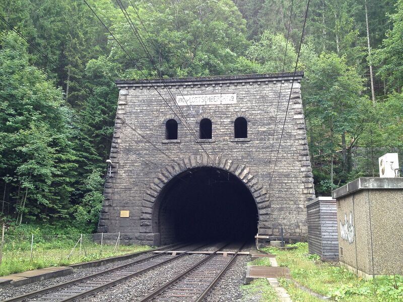 ملف:Lötschbergtunnel Nordportal.JPG