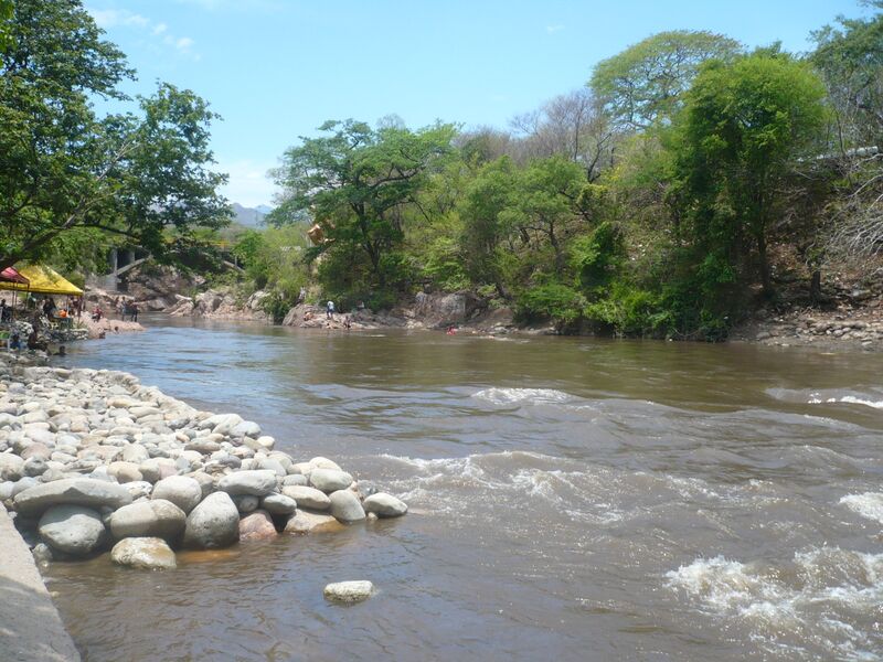 ملف:Río Guatapurí, Valledupar.JPG