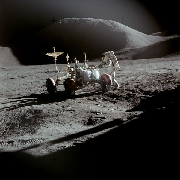 ملف:Apollo 15 Rover, Irwin.jpg