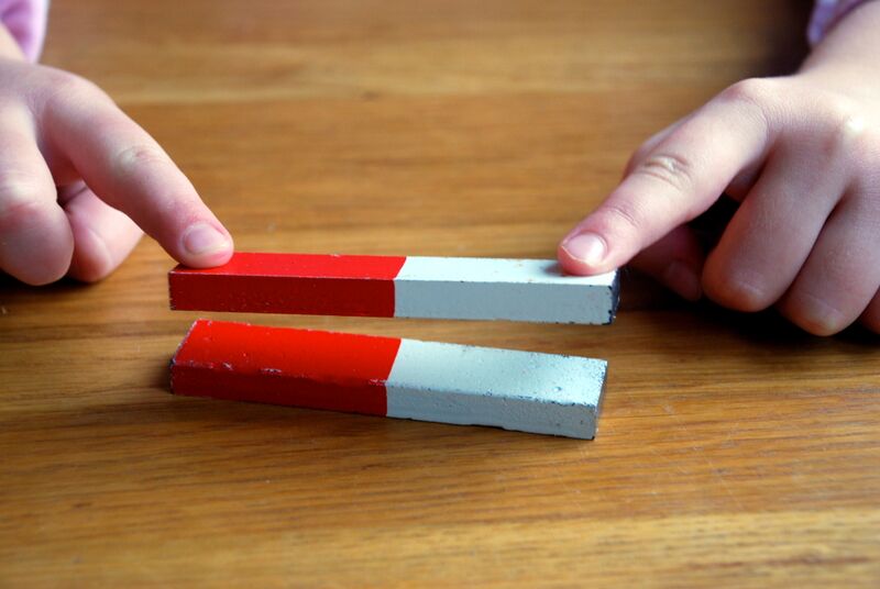 ملف:Feeling magnetic repulsion.JPG