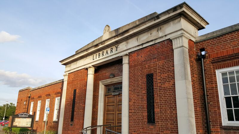 ملف:Gants Hill library.jpg
