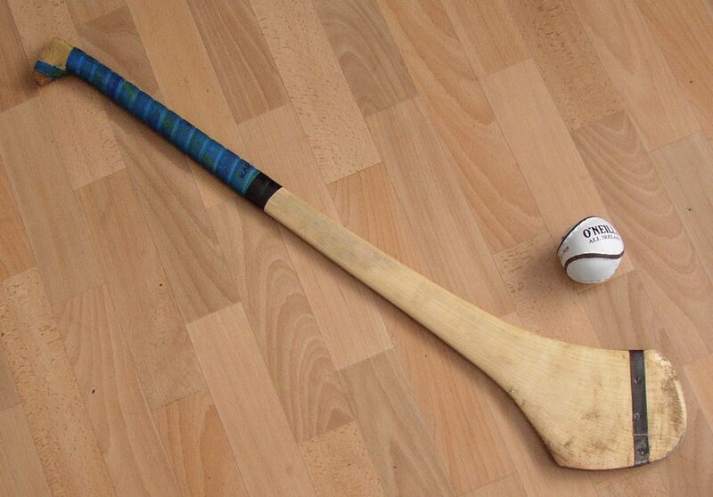 ملف:Hurling Ball and Hurley.JPG