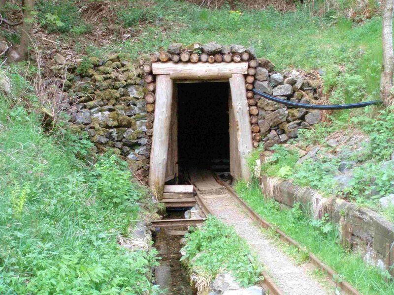 ملف:Mundloch Roter Bär.jpg