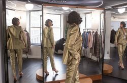 بالاسيوس تزور متجراً للملابس.