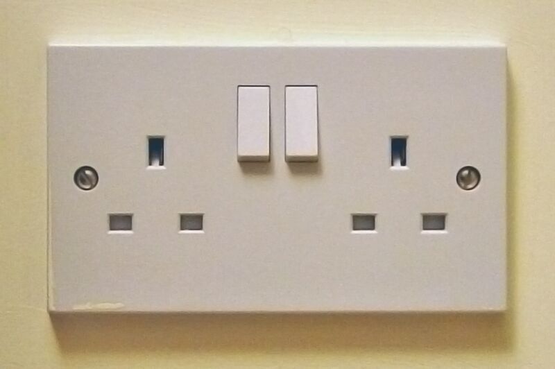 ملف:Uk 13a double socket.jpg