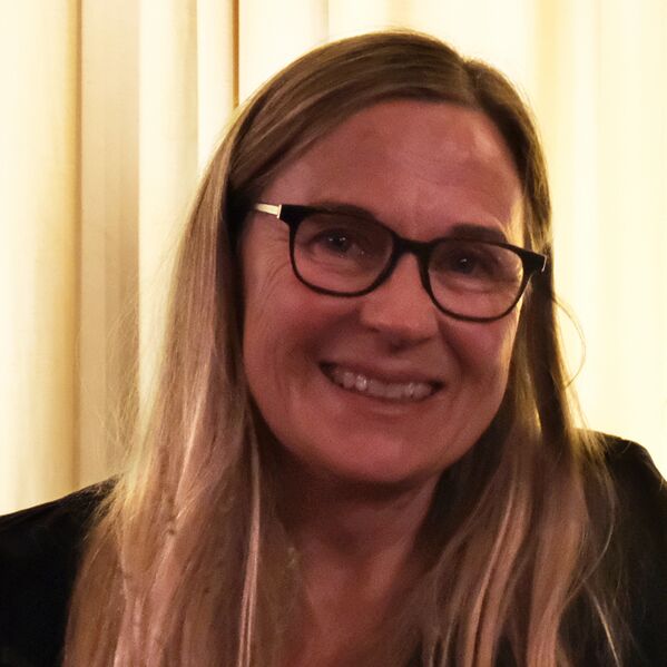 ملف:Elena-alvarez-2021 (sq cropped).jpg