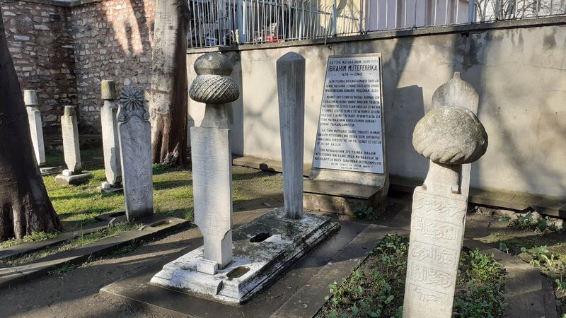 ملف:Grave of İbrahim Müteferrika1.jpg