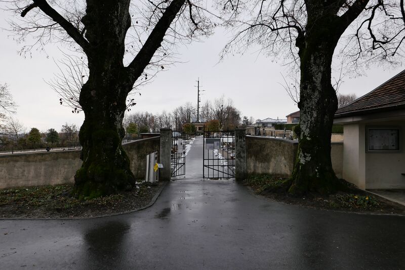 ملف:MainGateCemeteryEcublensVD RomanDeckert10122022.jpg