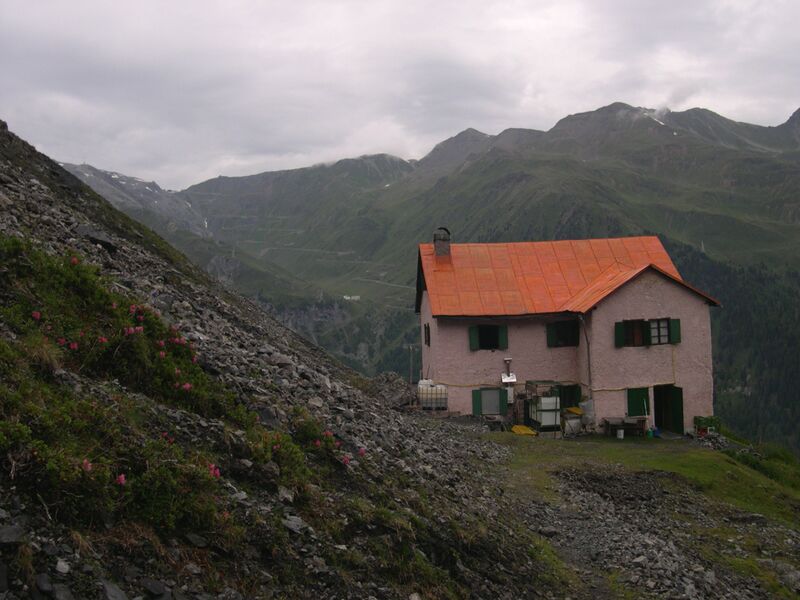 ملف:Berglhütte mit Stilfser Joch.JPG