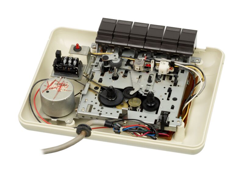ملف:Commodore-Datasette-C2N-Mk1-Open-Back.jpg