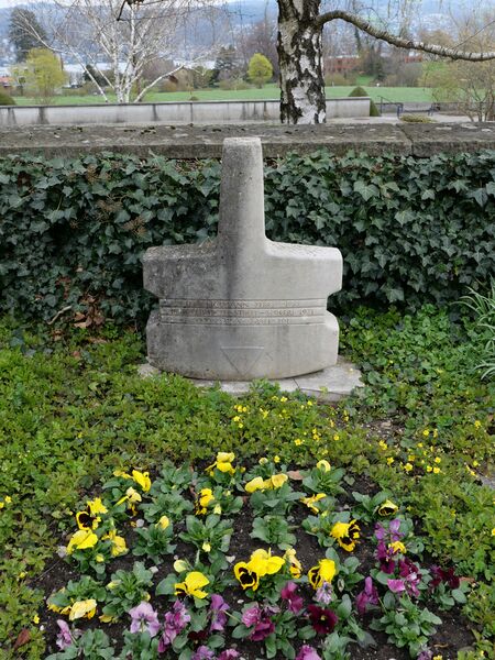 ملف:StreitFamilyGrave-CemeteryKilchberg RomanDeckert07042023.jpg