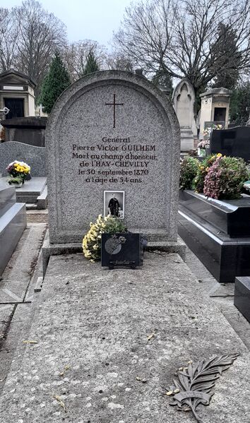 ملف:Tombe général Guilhem.jpg