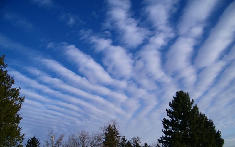 ملف:Altocumulus radiatus clouds.jpg