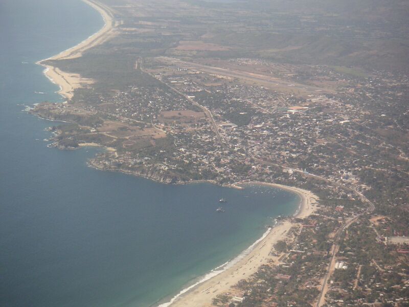 ملف:Mexico-PuertoEscondido-Airview.jpg