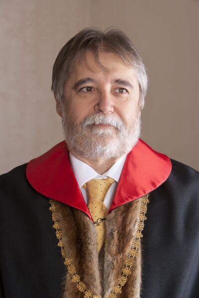 ملف:Prof.dr. Mezey Barna.jpg