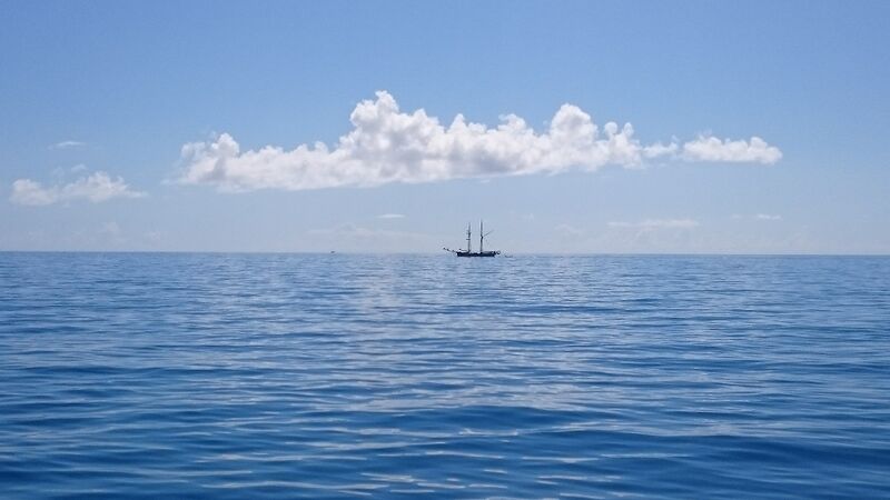 ملف:Sailing Boat Horizon.JPG