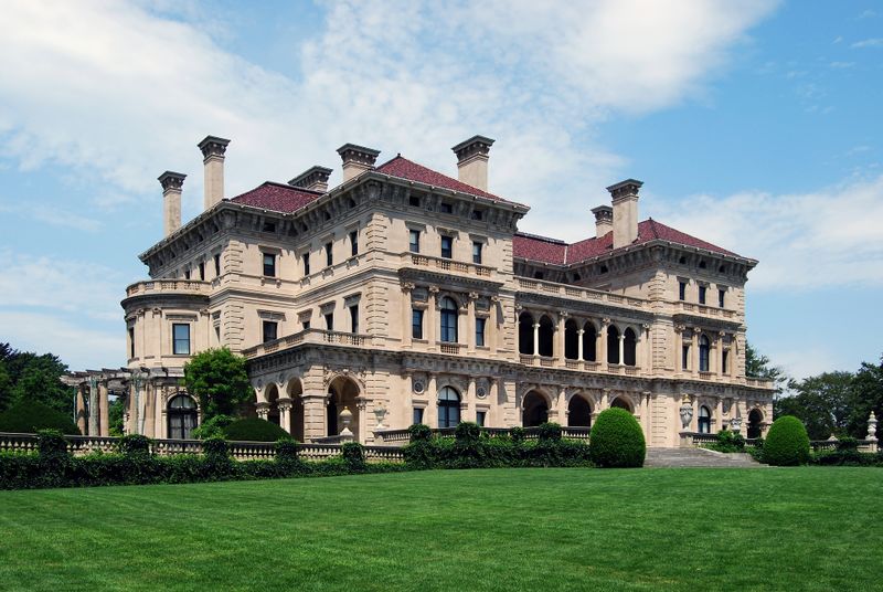 ملف:The Breakers Newport.jpg