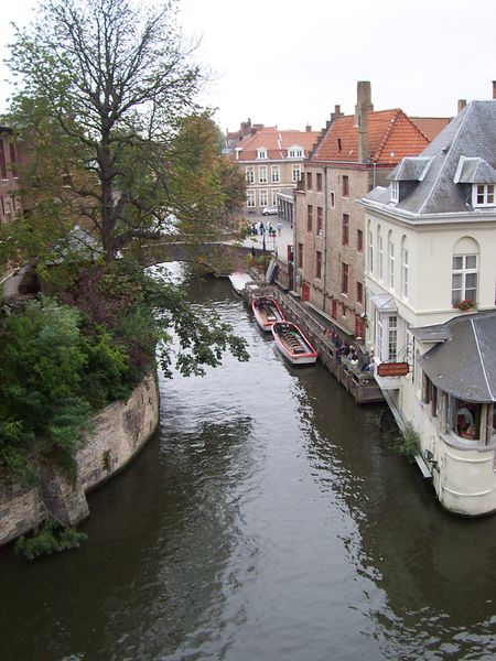ملف:Bruges canal corner.jpg