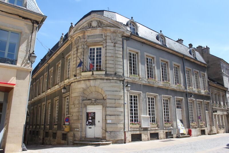 ملف:Avallon - Mairie.jpg