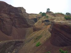 مقلع غير نشط في الجزء الجنوبي من التل