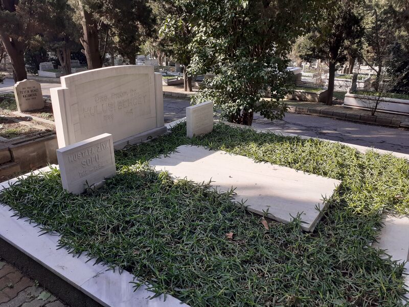 ملف:Hulusi Behçet grave 2.jpg