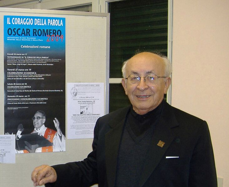 ملف:BISHOP-tomas-balduino-in-rome-march-2009.jpg
