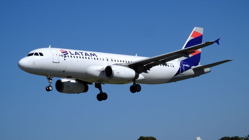 ملف:LATAM A320-233 LV-BSJ (33907622701).jpg