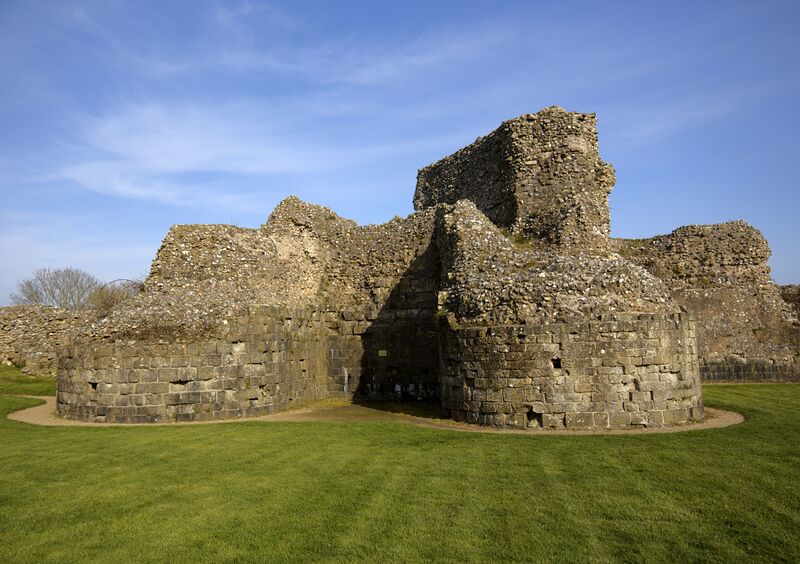 ملف:Pevensey Castle keep.jpg