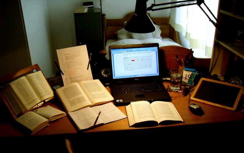 ملف:Schreibtisch eines Philologen.jpg