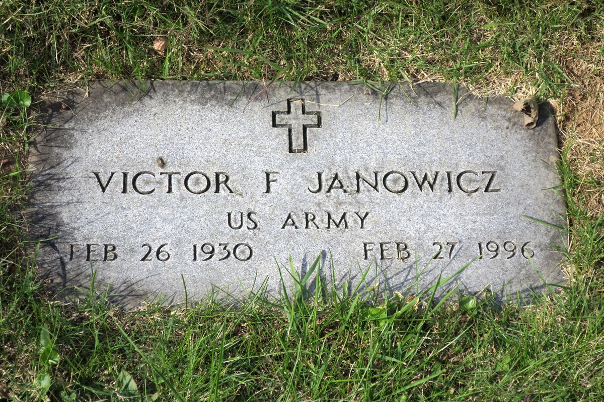 ملفSt. Joseph Cemetery (Lockbourne, Ohio) Vic Janowicz grave.jpg