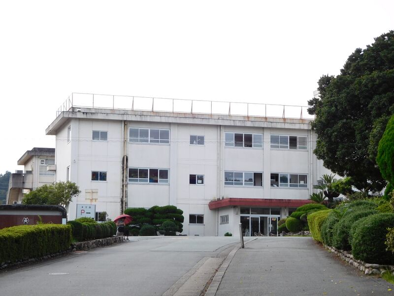 ملف:Ujiyamada Commercial High School.jpg