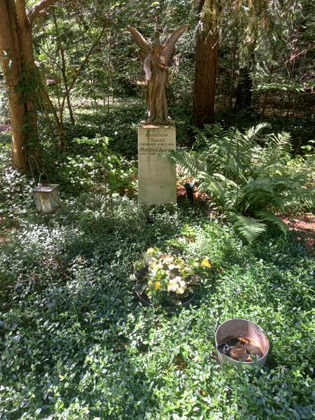 ملف:Grab Manfred Brunner.jpg