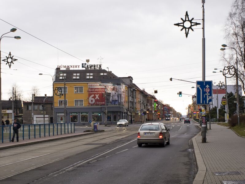 ملف:Ostrava, Mariánské náměstí, pruhy.jpg