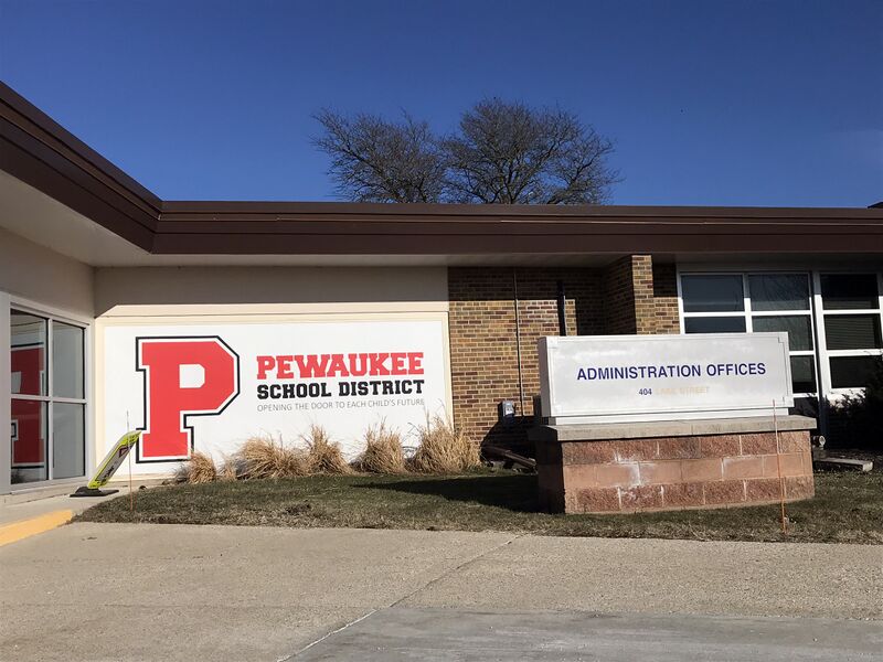 ملف:Pewaukee School District.jpg